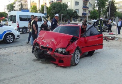 Kamyonet ile otomobilin çarpışması sonucu 6 kişi yaralandı
