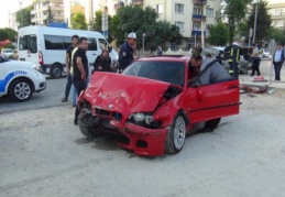 Kamyonet ile otomobilin çarpışması sonucu 6 kişi yaralandı