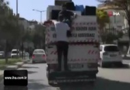 Kamyonet kasasında asılı tehlikeli yolculuk yürekleri ağza getirdi