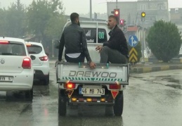 Kamyonet kasasında tehlikeli yolculuk