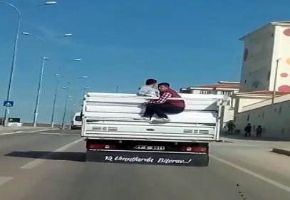 Kamyonet korkuluğunda yolculuk