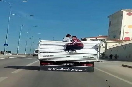 Kamyonet korkuluğunda yolculuk