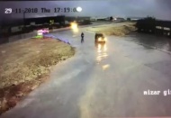 Kamyonet, otomobile çarptı