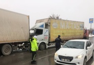 Kamyonet park halindeki tıra arkadan çarptı