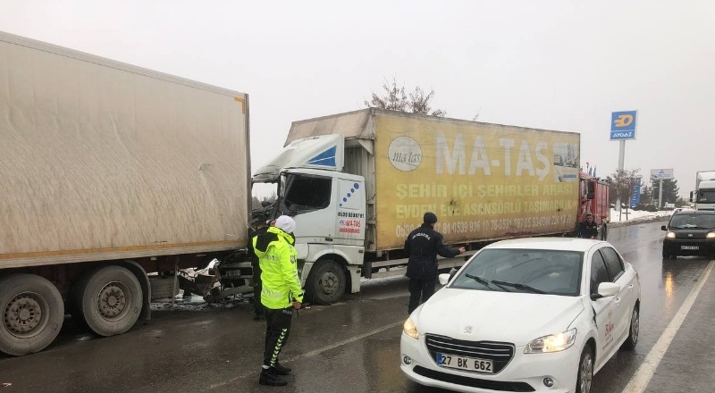 Kamyonet park halindeki tıra arkadan çarptı