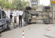 Kamyonet petrol istasyonuna daldı, facianın eşiğinden dönüldü