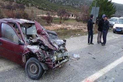 Kamyonetin altına giren otomobil alev aldı: 3 yaralı