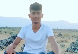 Kamyonetin kasasının altında can verdi