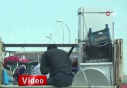 Kamyonette tehlikeli yolculuk