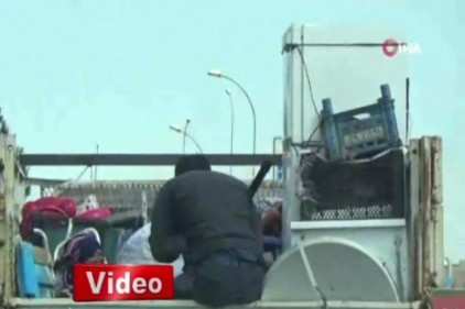 Kamyonette tehlikeli yolculuk