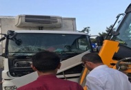 Kamyonla iş makinesi çarpıştı