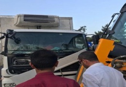 Kamyonla iş makinesi çarpıştı