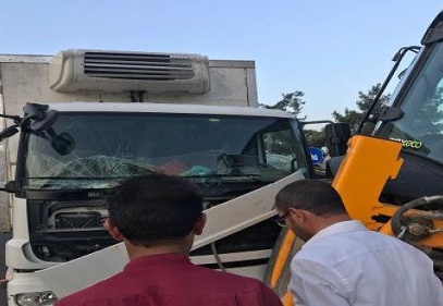 Kamyonla iş makinesi çarpıştı