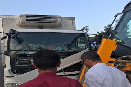 Kamyonla iş makinesi çarpıştı