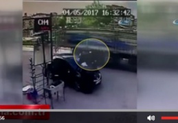 Kamyonun açık unutulan arka kapağı 2 kişiyi hastanelik etti