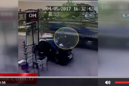 Kamyonun açık unutulan arka kapağı 2 kişiyi hastanelik etti