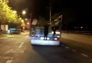 Kamyonun arkasında ölümüne yolculuk