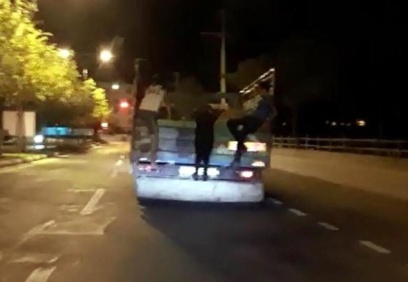 Kamyonun arkasında ölümüne yolculuk