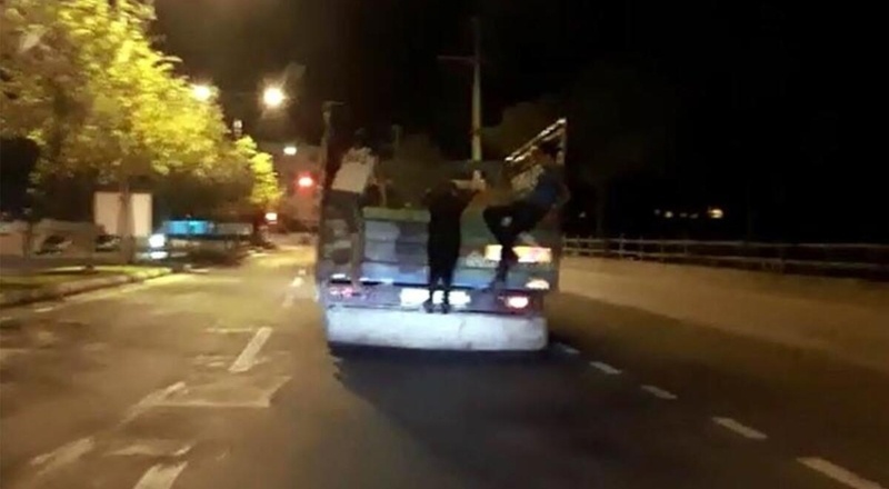Kamyonun arkasında ölümüne yolculuk