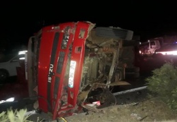 Kamyonun kasasında bulunan biber torbaları yola savruldu 