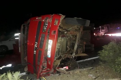 Kamyonun kasasında bulunan biber torbaları yola savruldu 