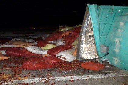 Kamyonun kasasındaki tonlarca biber yola saçıldı 