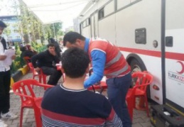 Kan bağışlayan 2 kişiye madalya verildi