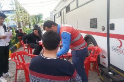 Kan bağışlayan 2 kişiye madalya verildi