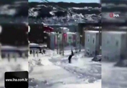 Kanada'da kar kalınlığı 2 metreyi aştı, evlerin çevresi karla kaplandı