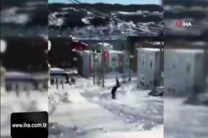 Kanada'da kar kalınlığı 2 metreyi aştı, evlerin çevresi karla kaplandı