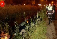 Kanala devrilen otomobilinde rahat hareketler