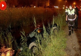 Kanala devrilen otomobilinde rahat hareketler