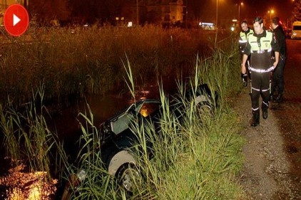 Kanala devrilen otomobilinde rahat hareketler