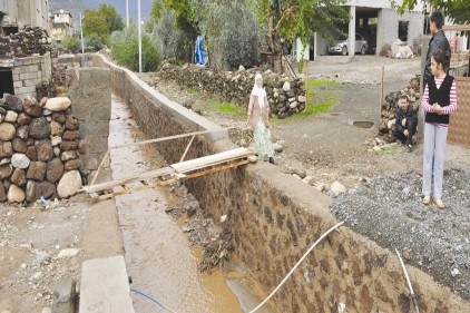 Kanalın üzerine tahta köprü