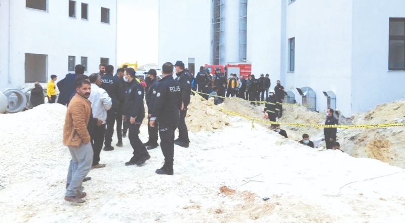 Kanalizasyon borusunun altında kalan işçi öldü