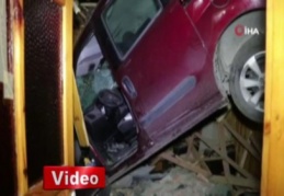 Kanepede uyuyan genç çatıdan giren aracı görünce şoka girdi