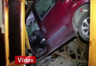 Kanepede uyuyan genç çatıdan giren aracı görünce şoka girdi