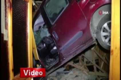 Kanepede uyuyan genç çatıdan giren aracı görünce şoka girdi