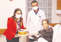 Kanser tedavi gören öğretmene sürpriz kutlama