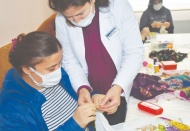 Kanserle mücadele döneminde iğne oyası ile yaşama tutundu