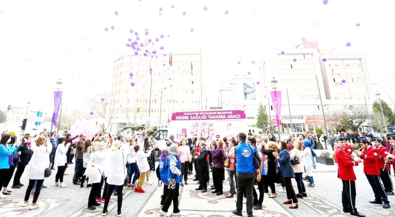 Kanserle mücadele rengi olan mor ve pembe balonlar gökyüzüne bırakıldı