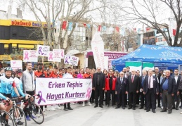 Kanserle mücadele rengi olan mor ve pembe balonlar gökyüzüne bırakıldı