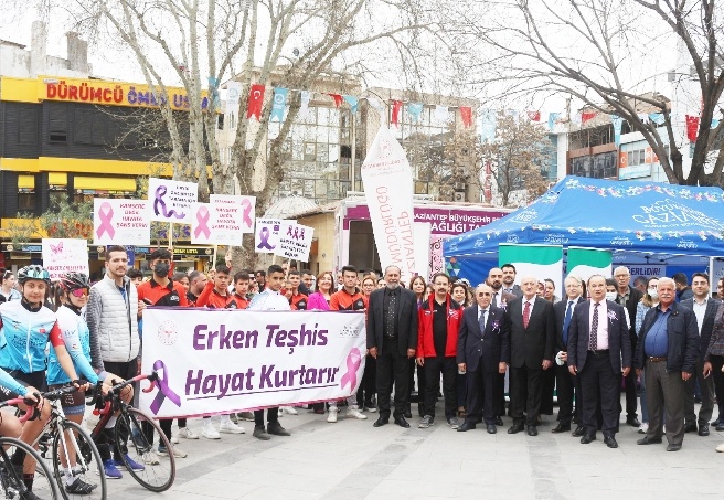 Kanserle mücadele rengi olan mor ve pembe balonlar gökyüzüne bırakıldı