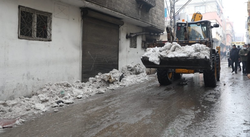 Kapanan ara sokaklarda temizlik yapılıyor