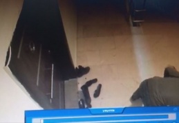 Kapı önündeki ayakkabıları çaldı