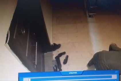 Kapı önündeki ayakkabıları çaldı