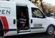 Kapıları açık minibüsle tehlikeli yolculuk
