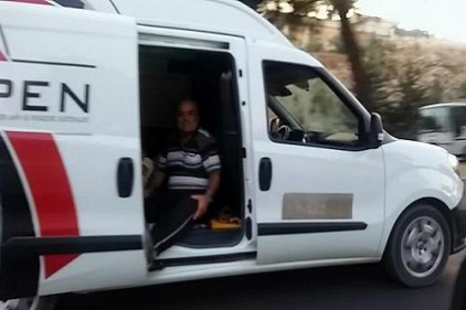 Kapıları açık minibüsle tehlikeli yolculuk