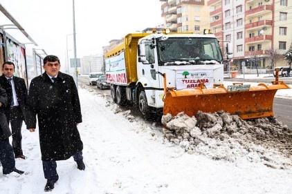 Kar küreme ve tuzlama çalışmaları sürüyor