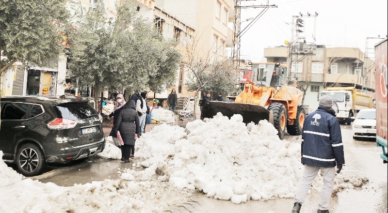 Kar küreme ve tuzlama çalışması sürüyor